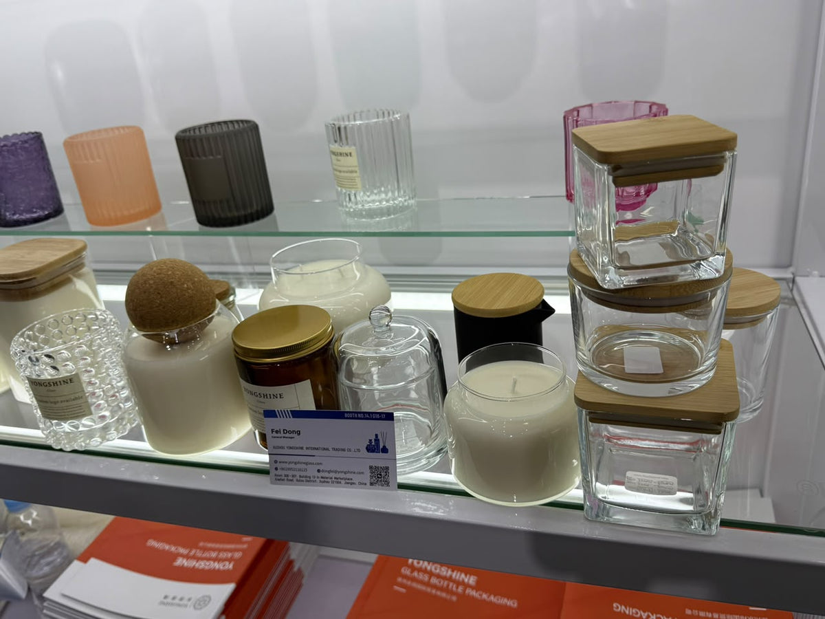 Bodega de fábrica de envases de vidrio con estanterías de referencias