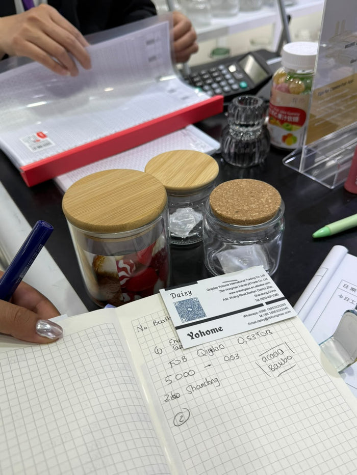 Libreta de negociación con envases de vidrio y tarjeta de fábrica china