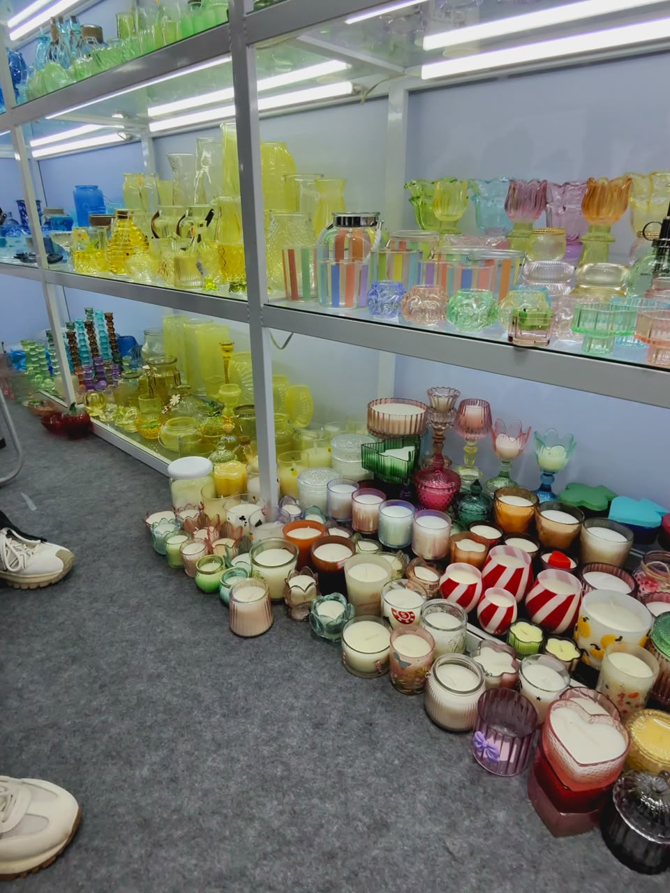 Muestras de vidrio de color en distintos tonos en una fábrica china