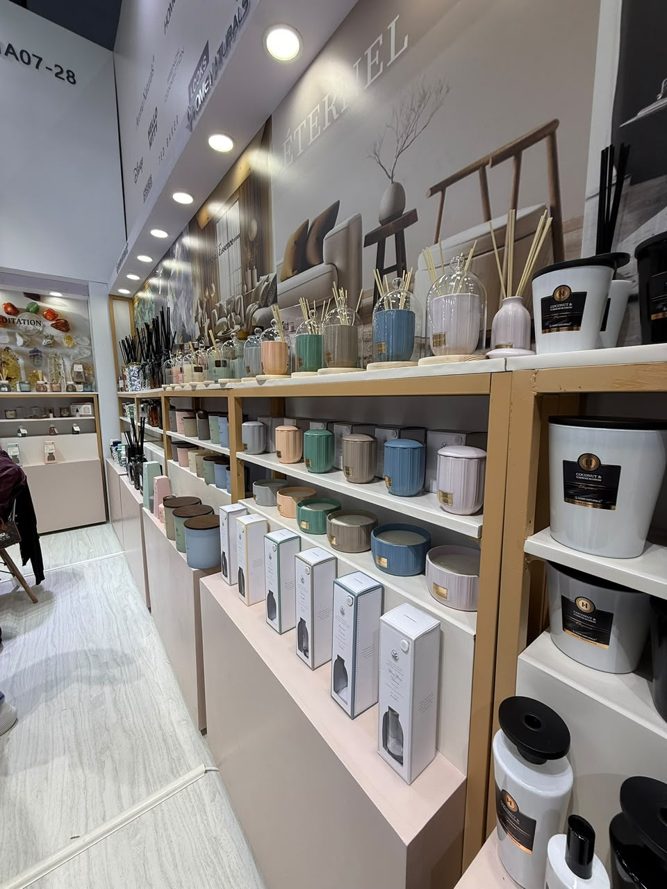 Pasillo de la Feria de Cantón con estanterías de envases para velas