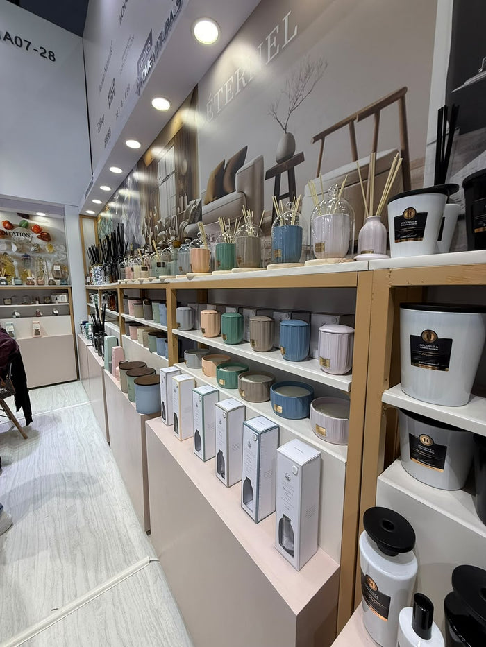 Pasillo de la Feria de Cantón con estanterías de envases para velas