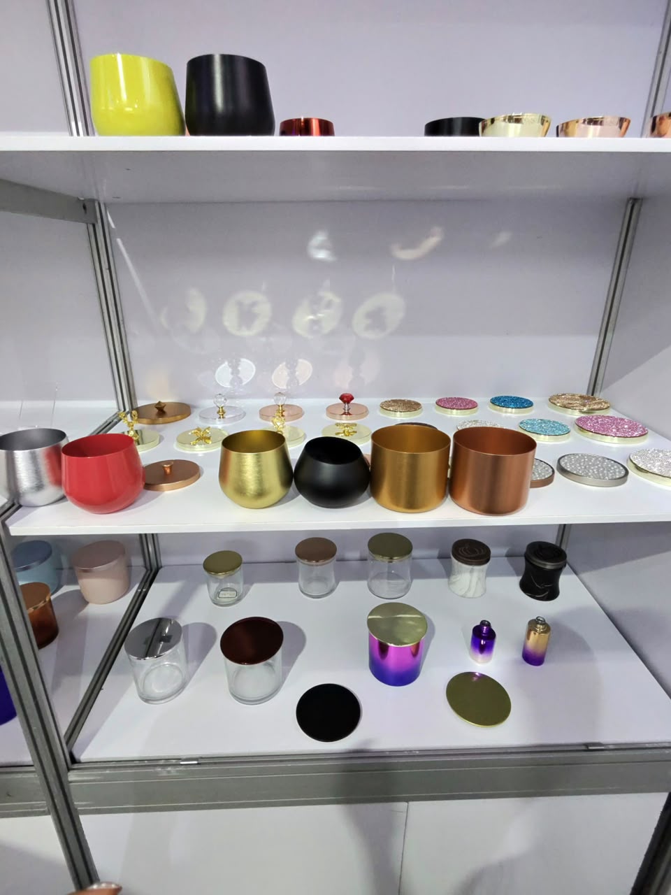 Tapas metálicas para envases de velas en una fábrica